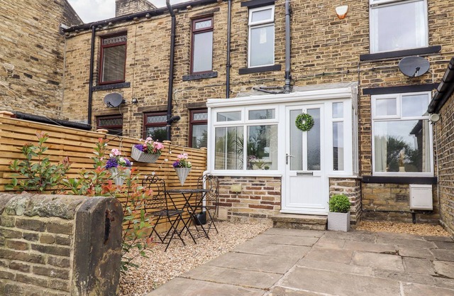 8 CARR HOUSE ROAD, pet friendly, with a garden in Shelf