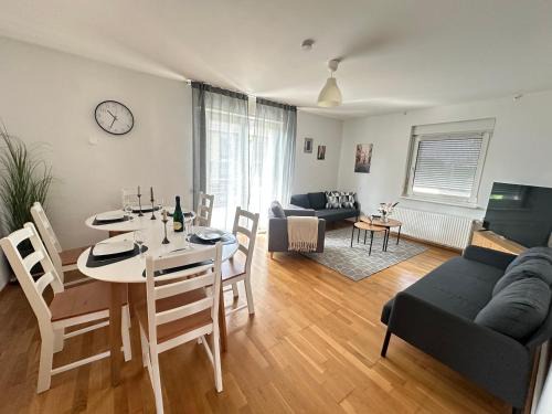 8 Einzelbetten - 6 Schlafzimmer - Wohnzimmer & große Terrasse mit Grill - 2 Bäder - Wohnung auf 2 Ebenen - Nähe Messe Stuttgart & A81 - Ideal für Teams & Familien