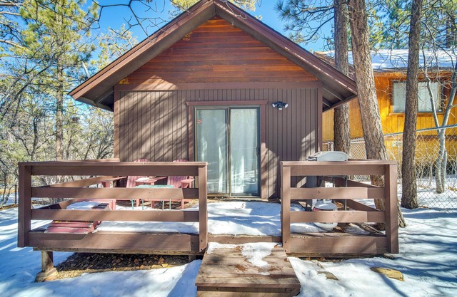 8 Mi to Big Bear Lake: Cozy Cabin w/Trail Access