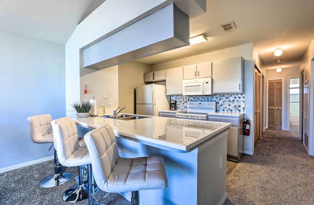 < 8 Mi to Disney: Getaway w/Deck in Kissimmee!
