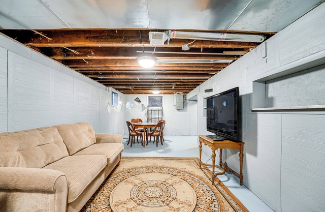 8 Mi to Ford Field: Detroit Getaway w/Fireplace!