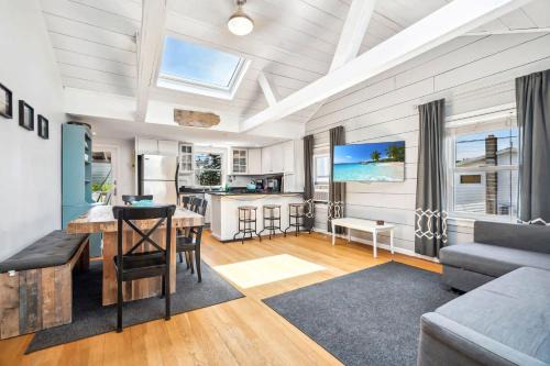 8 Min Walk to Basin Screened Porch Plum Puddin