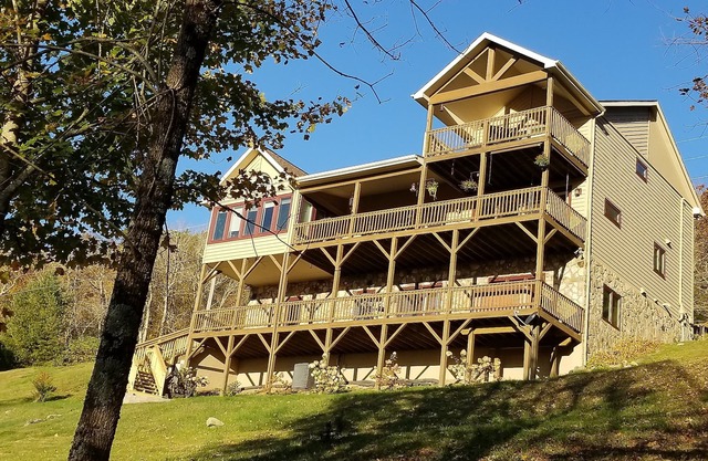 80 mile view, 4100 ft elevation, pool table, hot tub, fire pit, large rooms