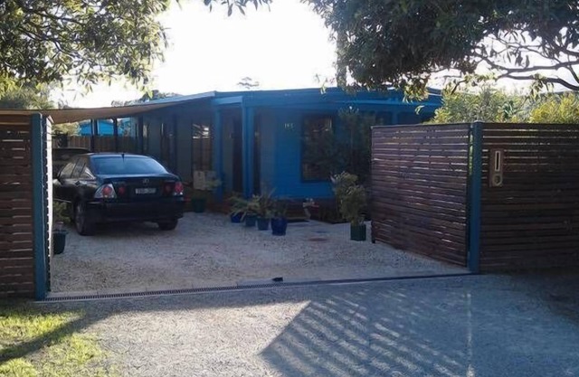 800 mtres from Dog friendly beach! 12 minute flat walk to beach. 1 minute by car
