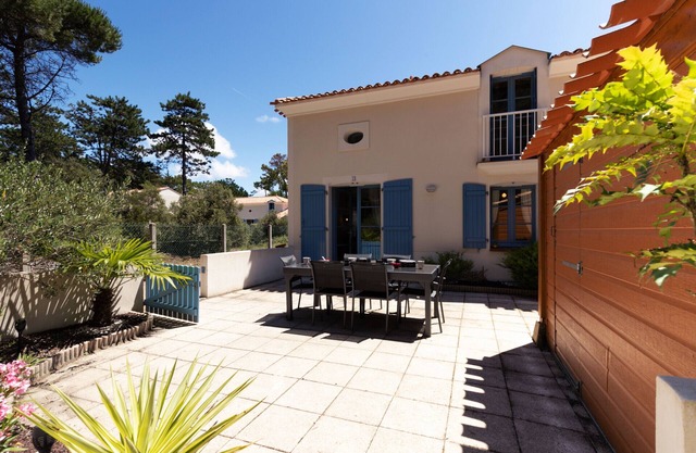 800m from the beach, house for 6 with a pool