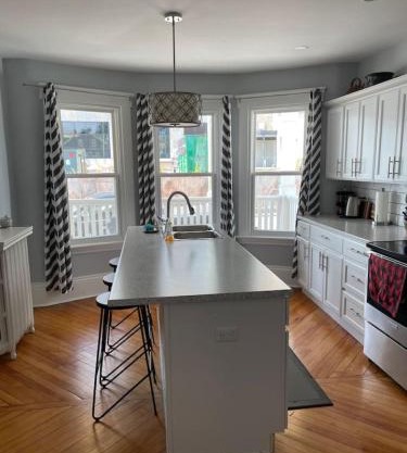 86A King Bed 2bd 3bt on Queen St. Downtown