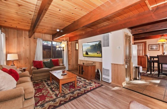 88 Acres Cottage in Big Bear w/HotTub & Fireplace