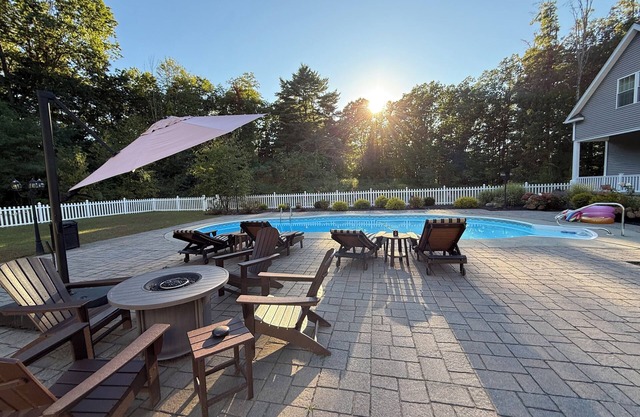 9 Bedroom🏡Heated Pool🏊HotTub🛁10 Acres🌳BBQ🍗By Ski⛷️Track🏇Town🌇SPAC🎶Lake🏖️Golf⛳️