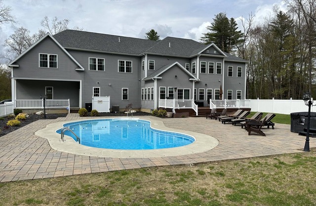 9 Bedroom Home🏡Heated Pool🏊HotTub🛁10 Acres🌳BBQ🍗By Ski⛷️Track🏇Town🌇SPAC🎶Lake🏖️Golf⛳️