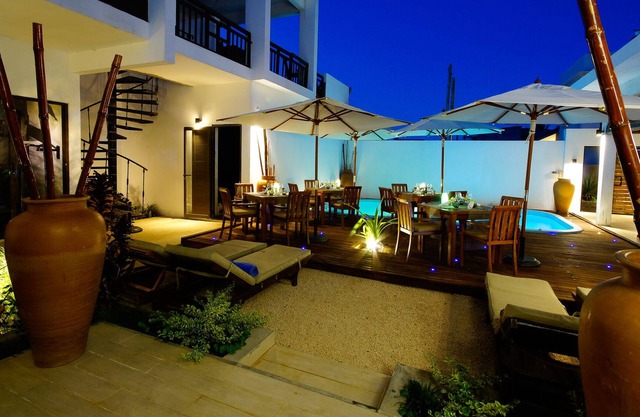 9 Chambres d'hotes in a beautiful villa with swimming pool and bar with table dhote