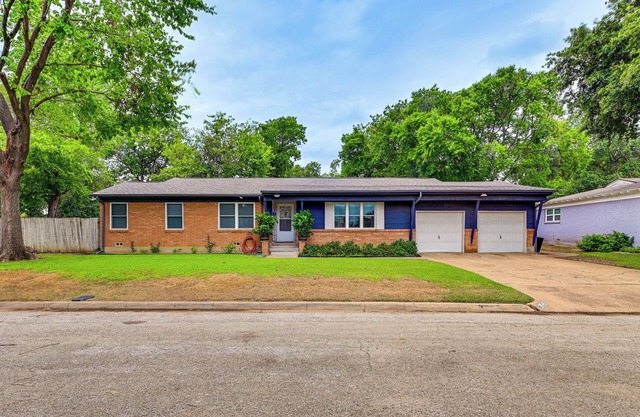 9 Mi to Dtwn: Fort Worth Home w/Patio & Yard