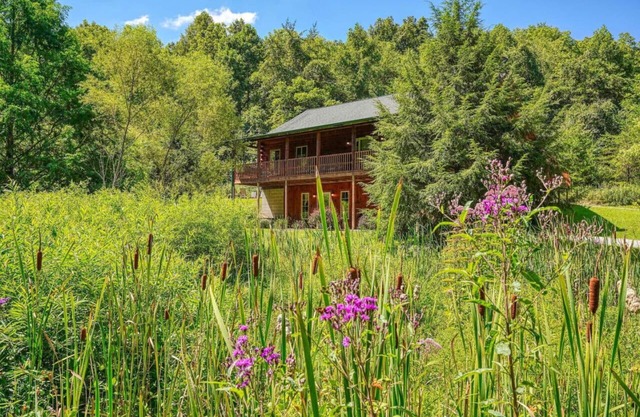 9 Miles from Old Man's Cave, High Speed Starlink Internet, Hot tub, sleeps 12