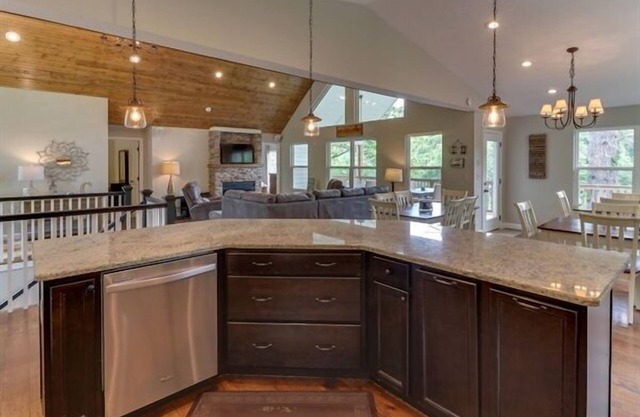 9Bed/9Bath Private Dock Quiet Cove Near Marinas