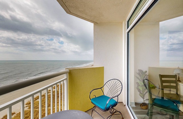 9th floor oceanfront condo w/balcony, shared pools & hot tubs