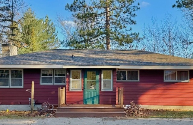 A 5 bedroom , 3 bath vacation home directly on the lake shore