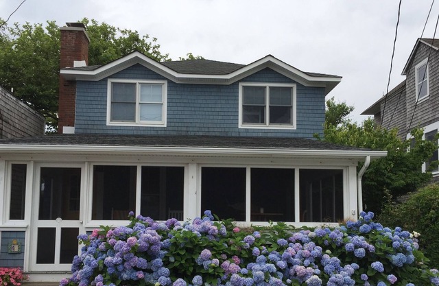 A Block From The Beach, A Block From Town And Loads Of Room! Chic And Charming!
