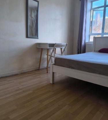 A bright, comfortable double room in family friendly household