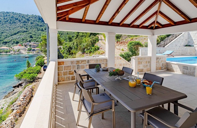 A characteristically charming house directly on the sea with barbecue and balconies to relax.
