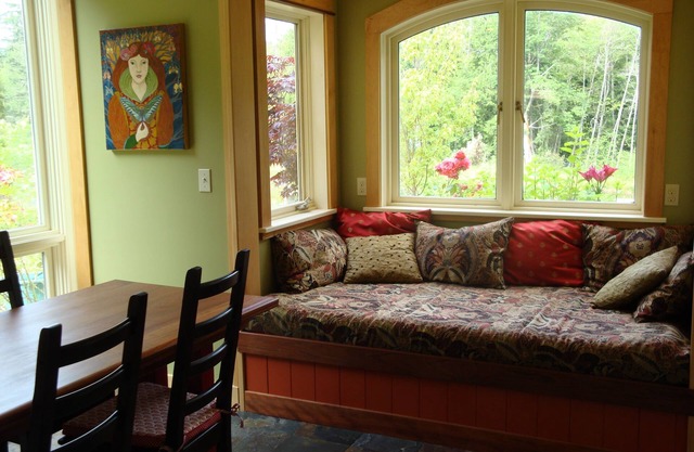 A Charming And Artistic Cottage Set In a Beautiful Garden