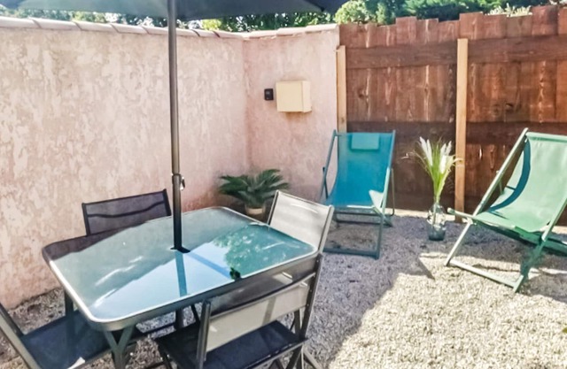 A charming apartment with separate entrance at the foot of the Alpille and at the gates of the Camar
