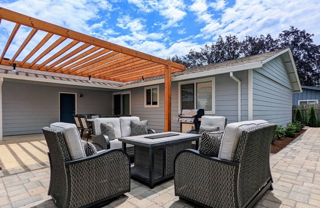 A Charming Home In Historic McMinnville For Your Family`s Holiday
