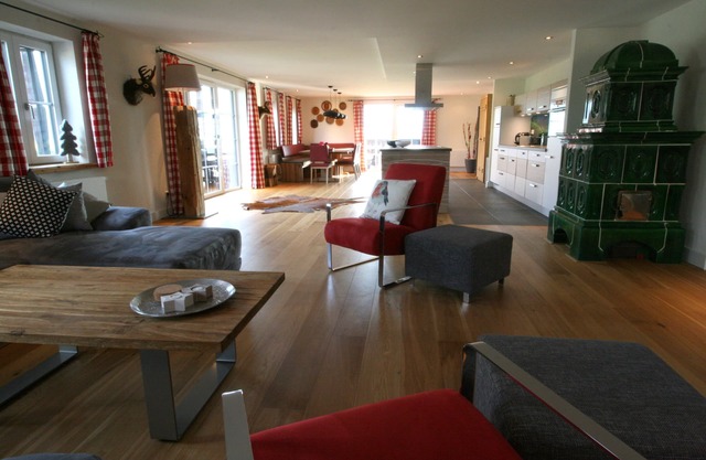 A comfortable, sunny and spacious (300m²) apartment for 8 - 14 people