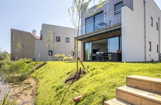 A contemporary glass fronted lake side home that sleeps 8 guests in 4 bedrooms