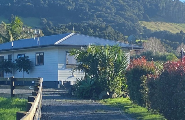 A cottage in a rural setting yet only minutes to Hospital, Barge Park and town.