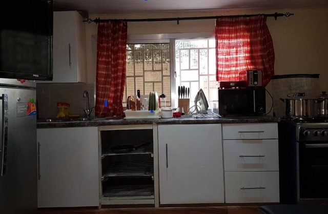 A cozy apartment in a quiet location .n5 minute drive to Lumley Beach.