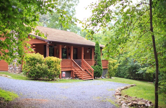 A Cozy Bear Cottage! Hot Tub & Wifi!