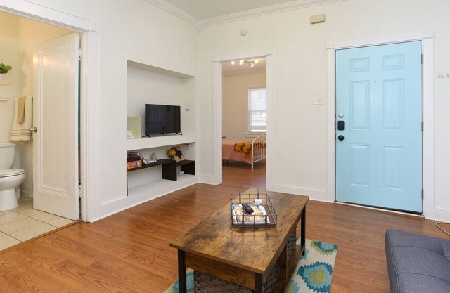 A Cozy Casita in Midtown with Private Parking