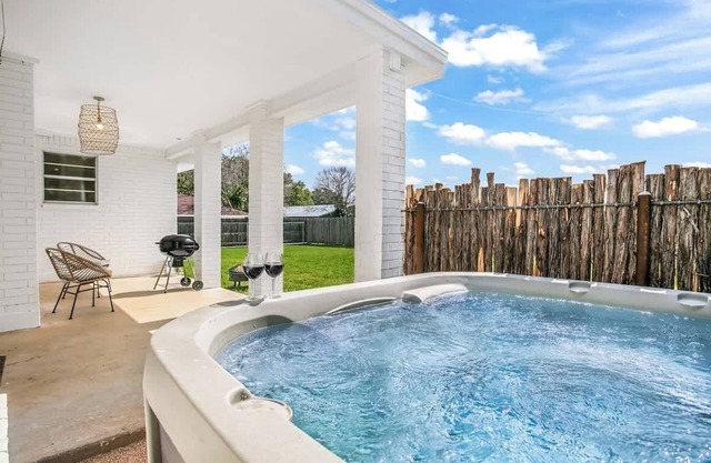 A Crystal Place Hot Tub 1 Blk off Main St!