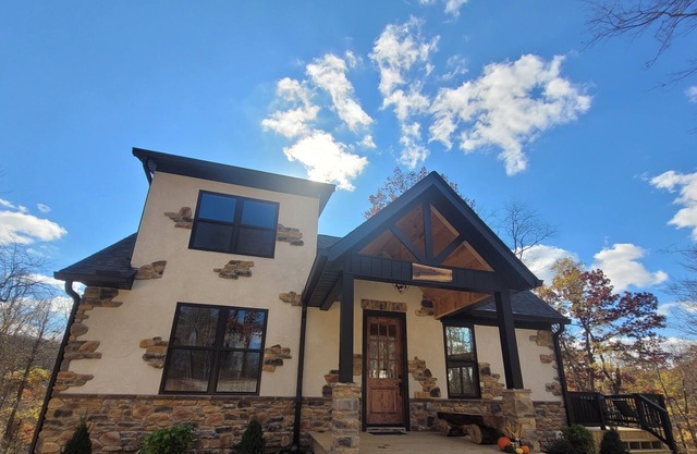 A fairytale like Cottage tucked in the woods: hot tub/wi-fi/game room/firepit!