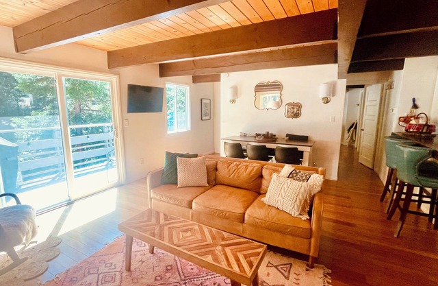 A Forest Getaway, Tri-Level Chalet with fire pit, soaker tub, arcade & privacy