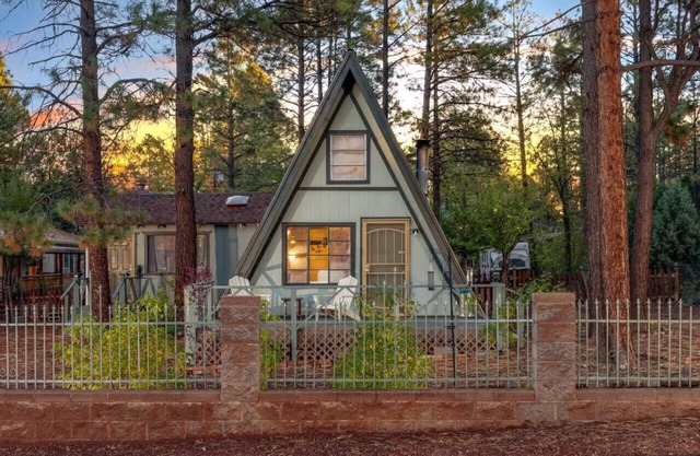 A-Frame/2 BR 1 BA/Lakes/Fenced/Fireplace
