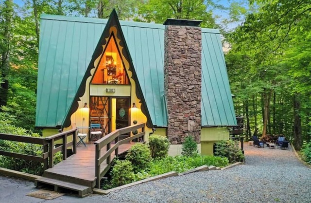 A-Frame Cabin, Pickleball, Lake Kayaks and Arcade