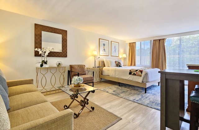 A Gem of a Studio at The Diamond Head Beach Hotel