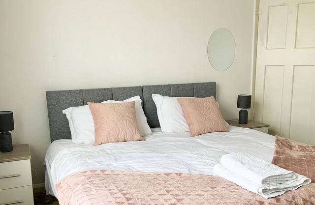 A Great 3 bedroom property 10 minuets away for Heathrow Airport. With parking and garden