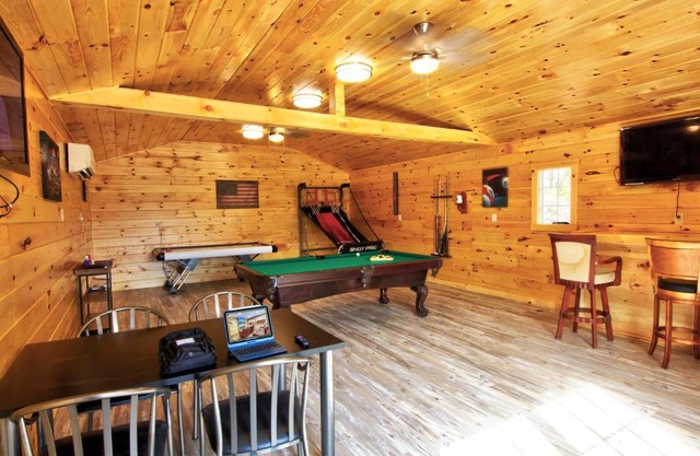 A Hillside Getaway- FREE attraction tickets for each paid day, Hot Tub, Game Room, WIFI