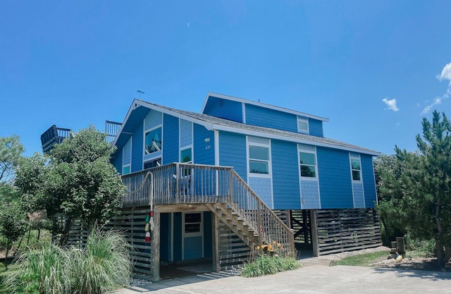 A Jolly Boat-A FEW STEPS TO BEACH-ocean side Corolla. Perfect for families!n