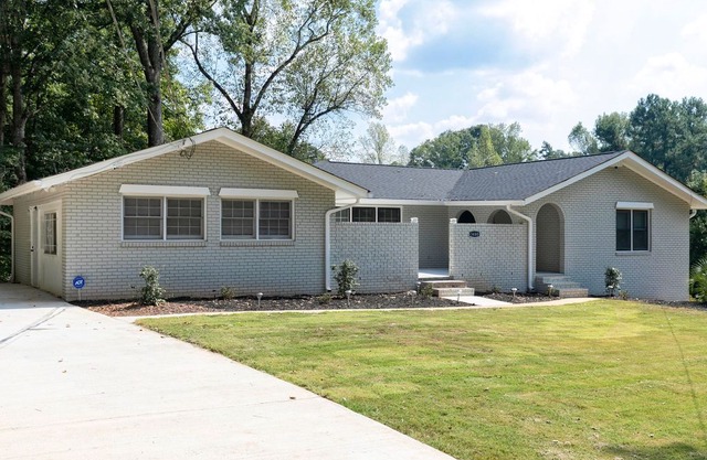 A luxurious get away located within 5 mi of the Airport and 15 min to downtown.