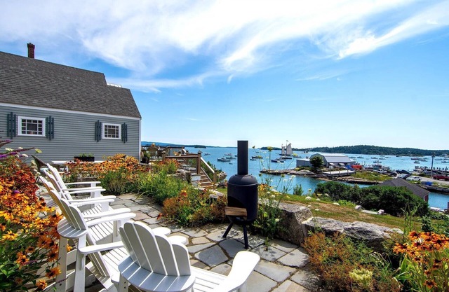 A+ on Harbor w/8 Kayaks, Deck, Patio, Beach, Walk To Town, Best Views