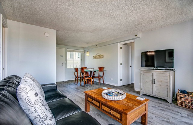 A One Bedroom Gem at the Diamond Head Beach Hotel - Queen Suite 602 Sleeps 4