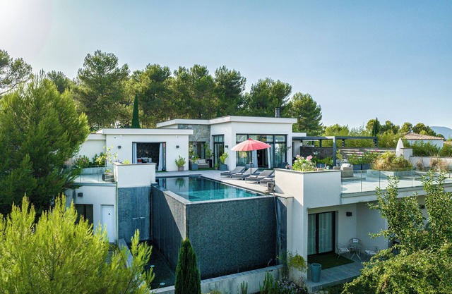 A prestigious villa with 2 swimming pools and 1 spa in the south of France