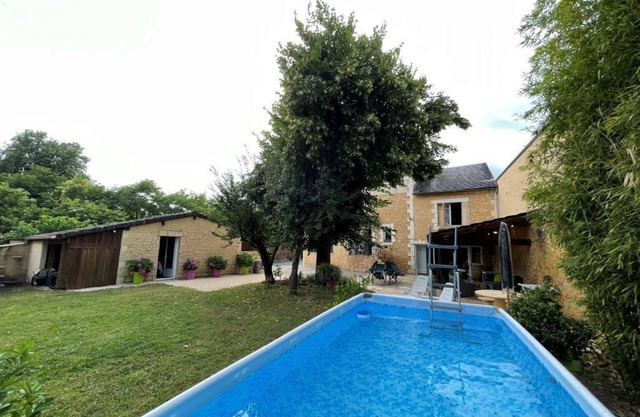 A Sarlat PRIVATE VILLA 5bed-5sb, Above ground pool, Linen + Household included, WIFI