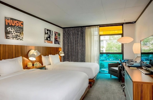 A short drive from Old State House! Balcony! Parking!