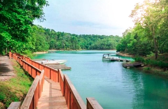 A Smoky Mountain Lake Cabin - Spacious Smoky Mountain Getaway Perfect for Families & Groups