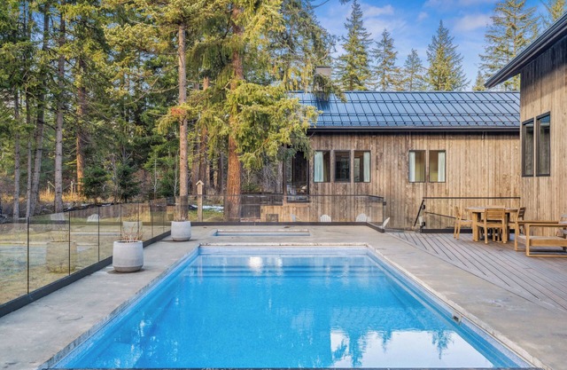 A Spacious 8000 sqft Suncadia estate w/heated Saltwater Pool and Hot tub