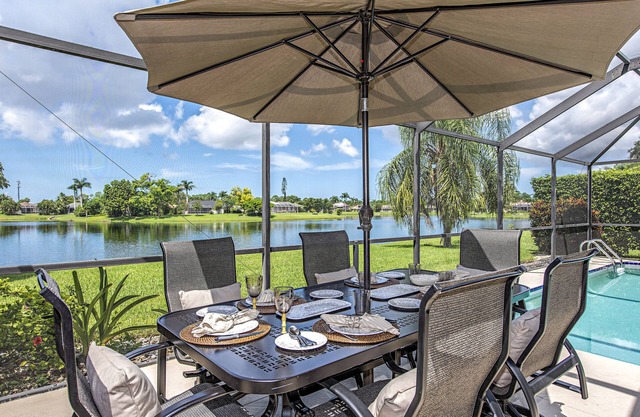 A Stunning Lake View with Sunny Pool/Fabulous Sunsets/Modern Interior