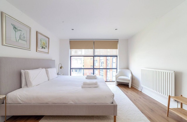 A Stylish Newly Refurbished Flat with City Access